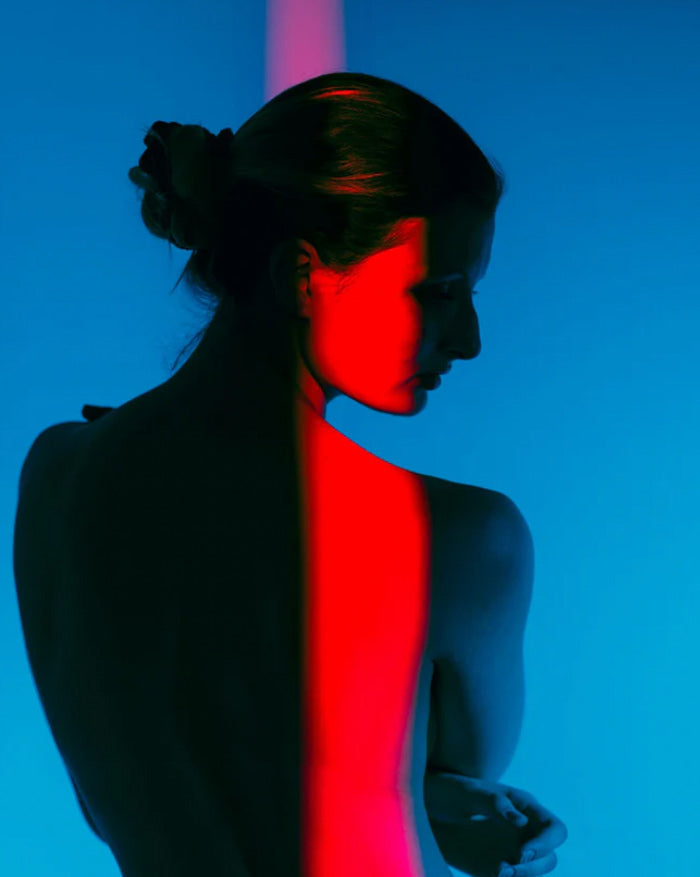 Person with a red and blue light effect on a blue background